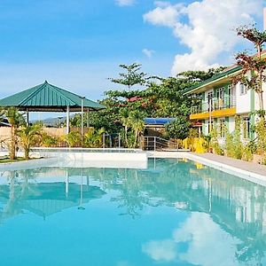 Reddoorz Plus @ Galucksea Beach Resort